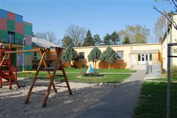 Materská škola dvor - dekoratívna grafika